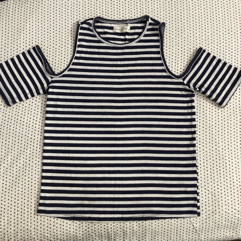 🧵Abercrombie & Fitch Women's striped off-shoulder shirt!  White and Blue Sz: M